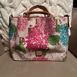 Dooney & Bourke
Hydrangea Barlow bag